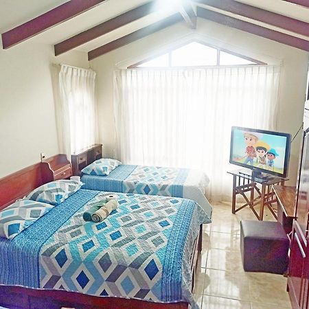 Residencial Moroni - Alojamiento En Cochabamba Bed and Breakfast Esterno foto