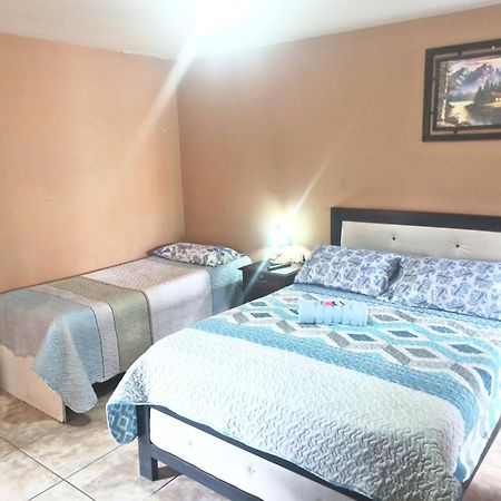 Residencial Moroni - Alojamiento En Cochabamba Bed and Breakfast Esterno foto