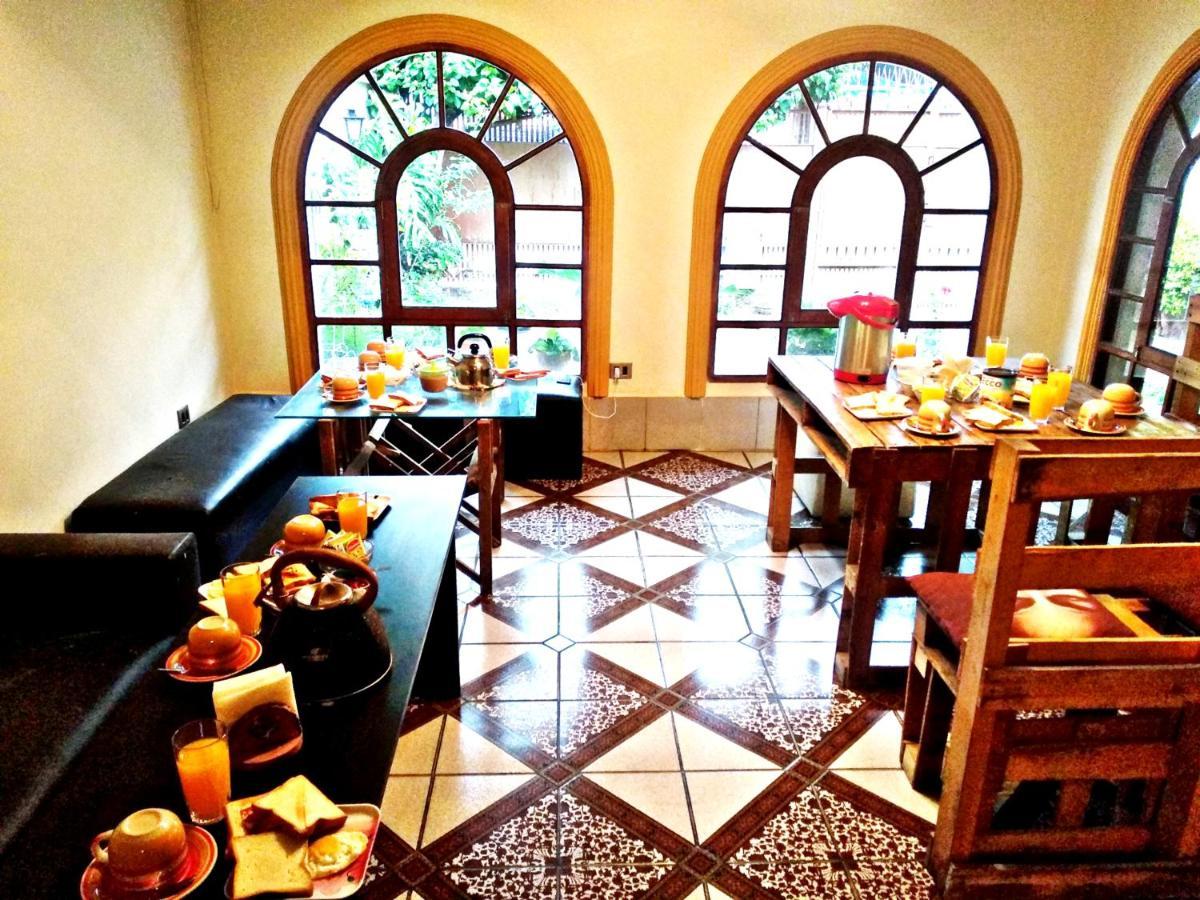 Residencial Moroni - Alojamiento En Cochabamba Bed and Breakfast Esterno foto