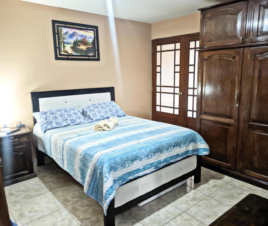 Residencial Moroni - Alojamiento En Cochabamba Bed and Breakfast Esterno foto