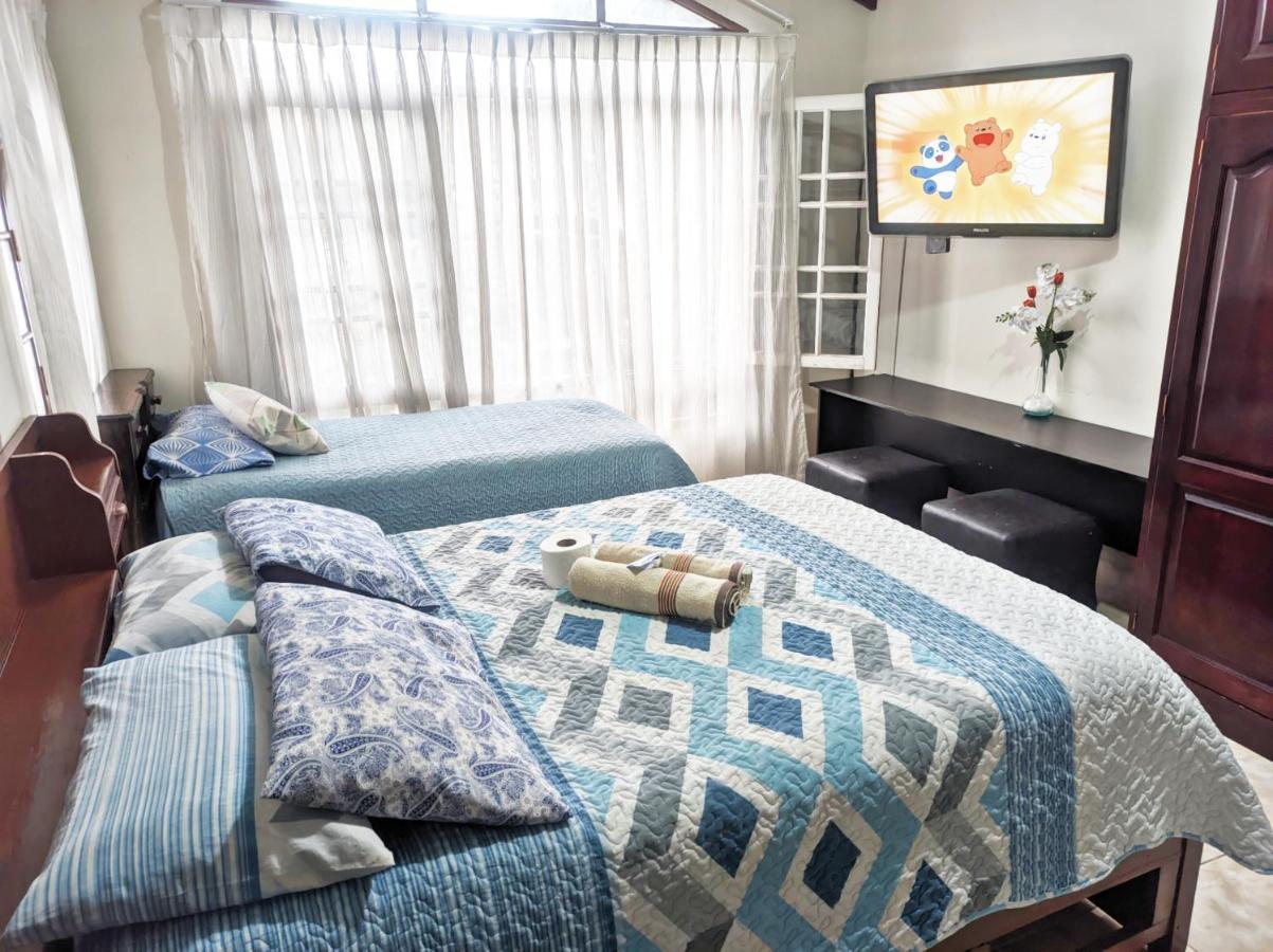 Residencial Moroni - Alojamiento En Cochabamba Bed and Breakfast Esterno foto