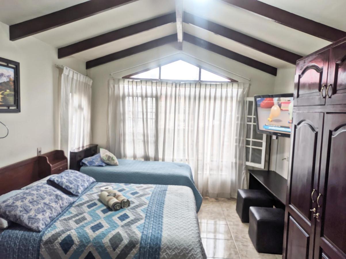Residencial Moroni - Alojamiento En Cochabamba Bed and Breakfast Esterno foto