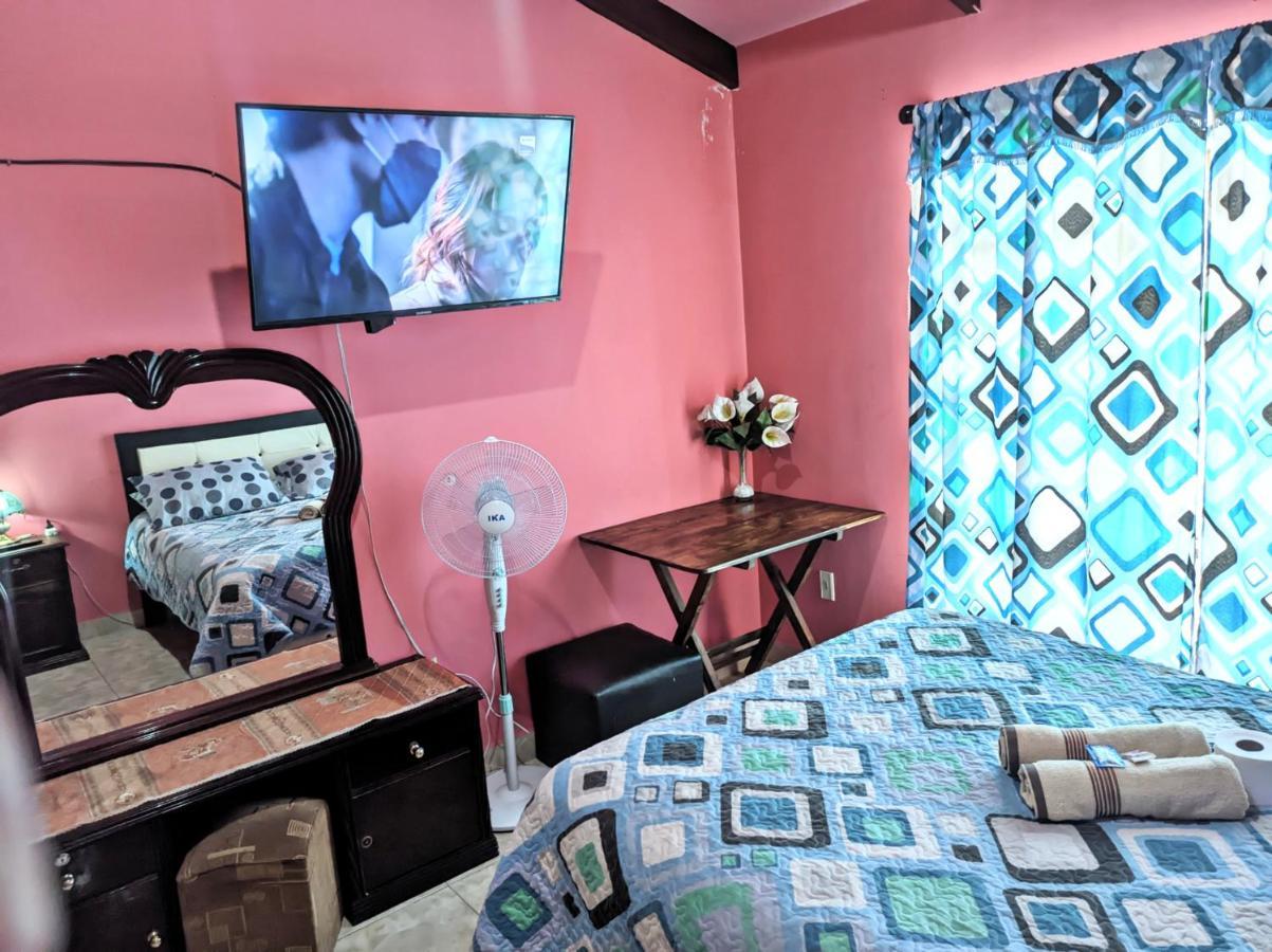 Residencial Moroni - Alojamiento En Cochabamba Bed and Breakfast Esterno foto