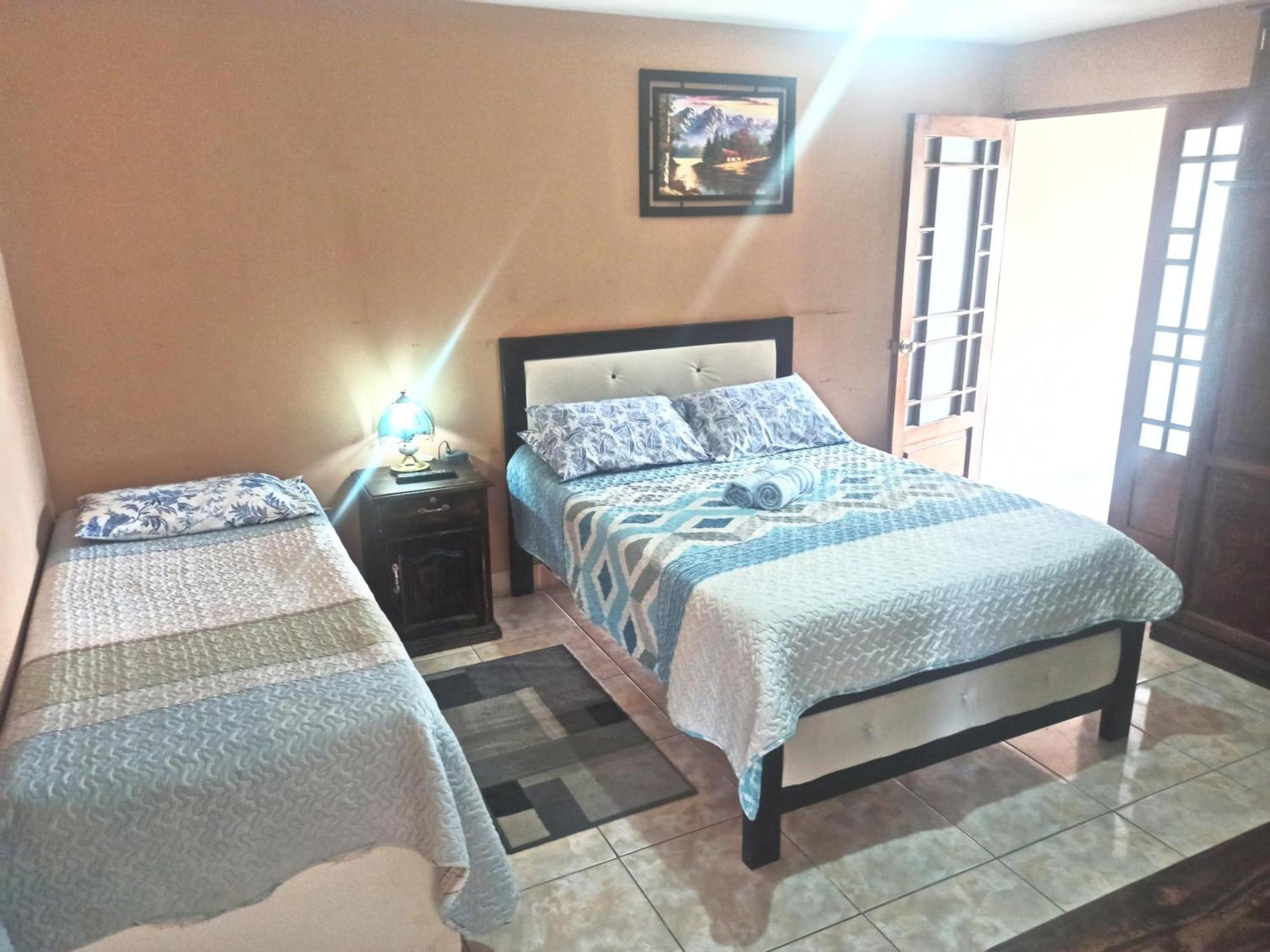 Residencial Moroni - Alojamiento En Cochabamba Bed and Breakfast Esterno foto