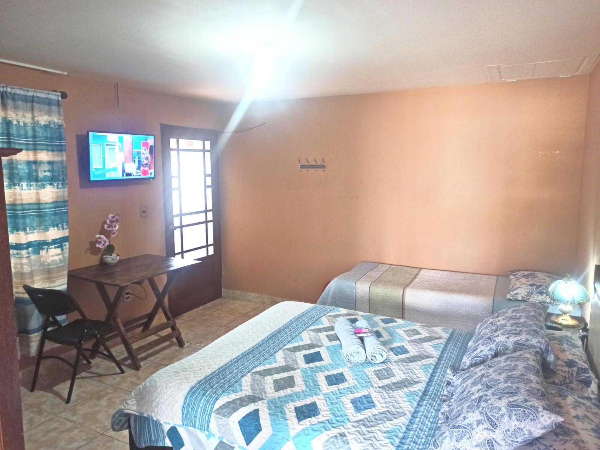 Residencial Moroni - Alojamiento En Cochabamba Bed and Breakfast Esterno foto